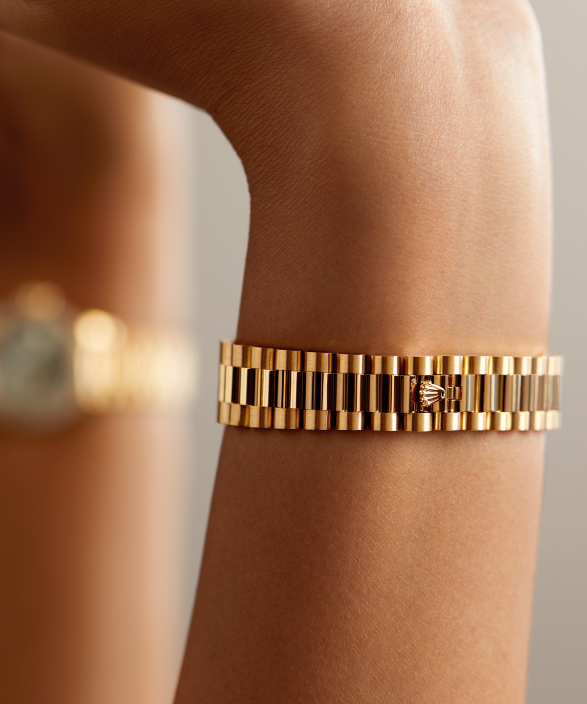 Gold Rolex Lady-Datejust m279138rbr-0015 on wrist