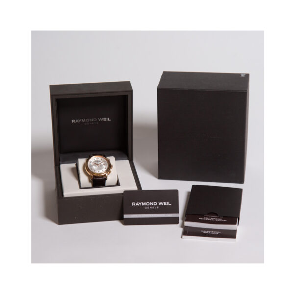 Raymond Weil, Maestro with a 41.5mm stainless steel rose gold PVD coated case and a leather strap featuring a chronograph and a silver dial.