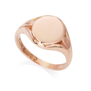 An antique 9ct rose gold oval signet ring.
