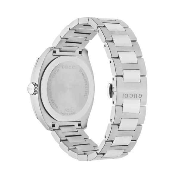 Gucci, GG2570 with a 41mm stainless steel case and bracelet strap featuring a date function and a blue dial.