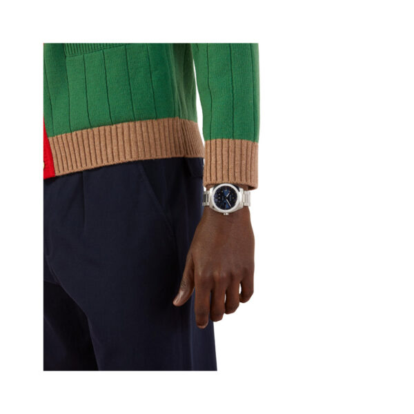 Gucci, GG2570 with a 41mm stainless steel case and bracelet strap featuring a date function and a blue dial.