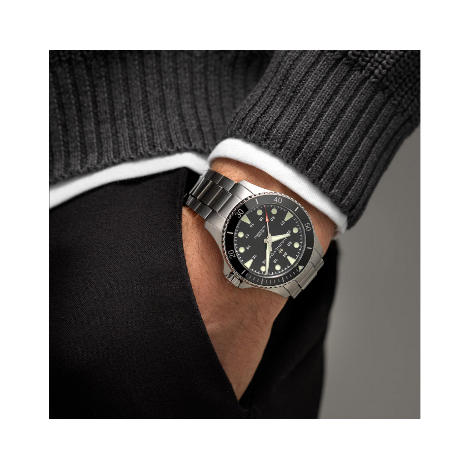 Hamilton, Khaki Navy Scuba Black, Automatic Men's Watch Hamilton, Khaki Navy Scuba with a 43mm stainless steel case and bracelet strap featuring a black dial and bezel.