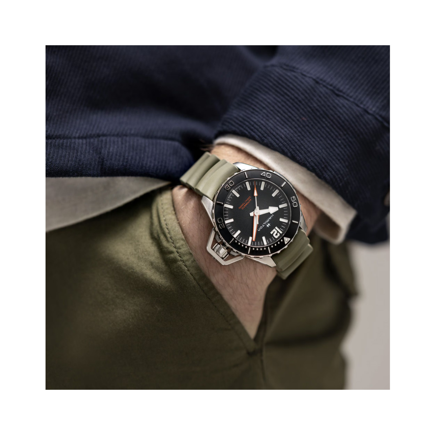 Hamilton, Khaki Navy Frogman, Automatic Men's Watch Hamilton, Khaki Navy Frogman with a 46mm stainless steel case and a green rubber strap featuring a black dial and bezel.