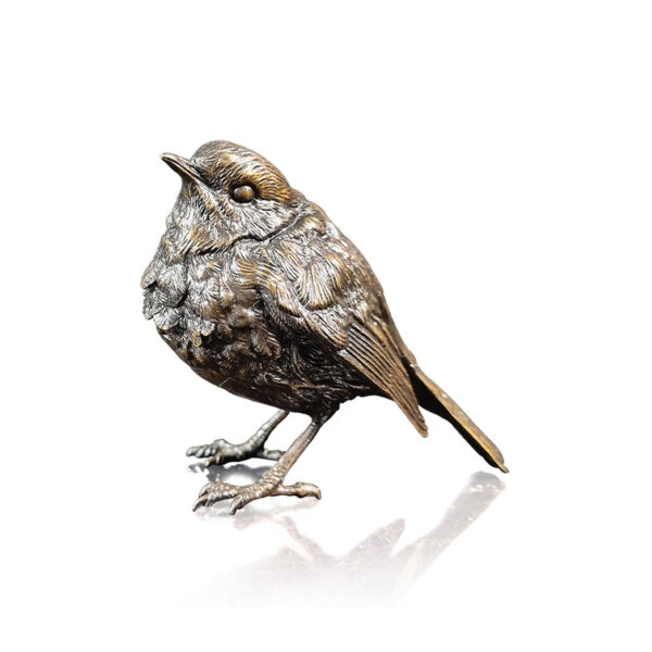 Made from solid foundry bronze, this piece depicts a robin standing to attention.