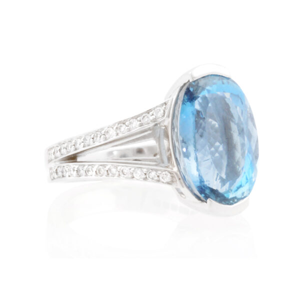 An 18ct white gold large aquamarine and diamond set dress ring with diamond set split shoulders.