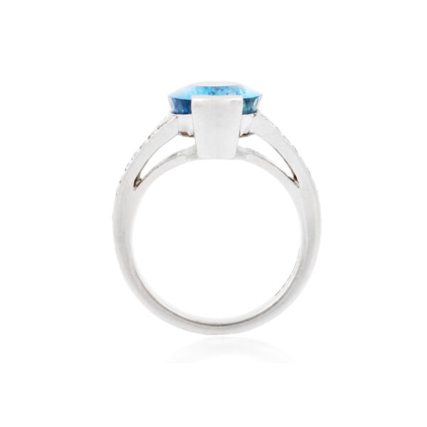 An 18ct white gold large aquamarine and diamond set dress ring with diamond set split shoulders.
