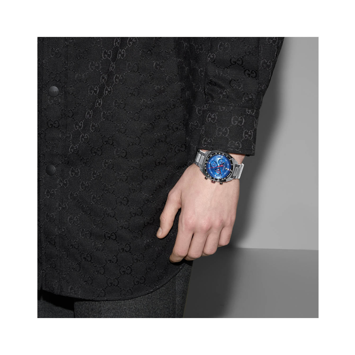 Gucci Interlocking Blue, Quartz Men's Watch Gucci Interlocking with a 41mm stainless steel case and bracelet strap featuring a chronograph on a blue dial with a black bezel.