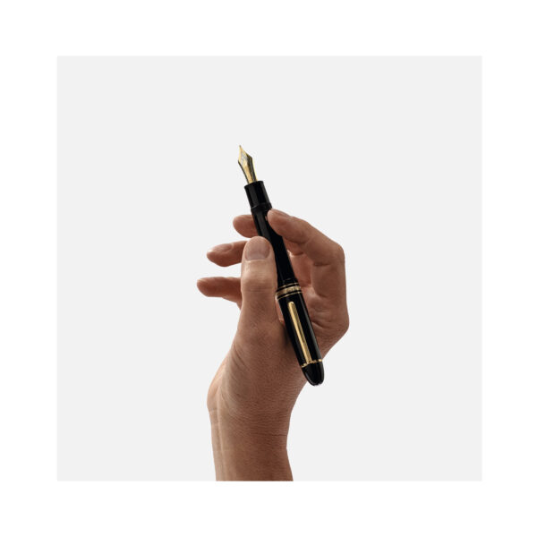 The Meisterstück 149 - a design that writes history. Deep black precious resin with gold-coated details, surmounted by the white star emblem and finished with a handcrafted Au750 gold nib, evolves into Montblanc’s design icon.