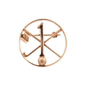 A 9ct yellow gold golfing brooch featuring golf clubs and balls, depicting a 'hole in one'.