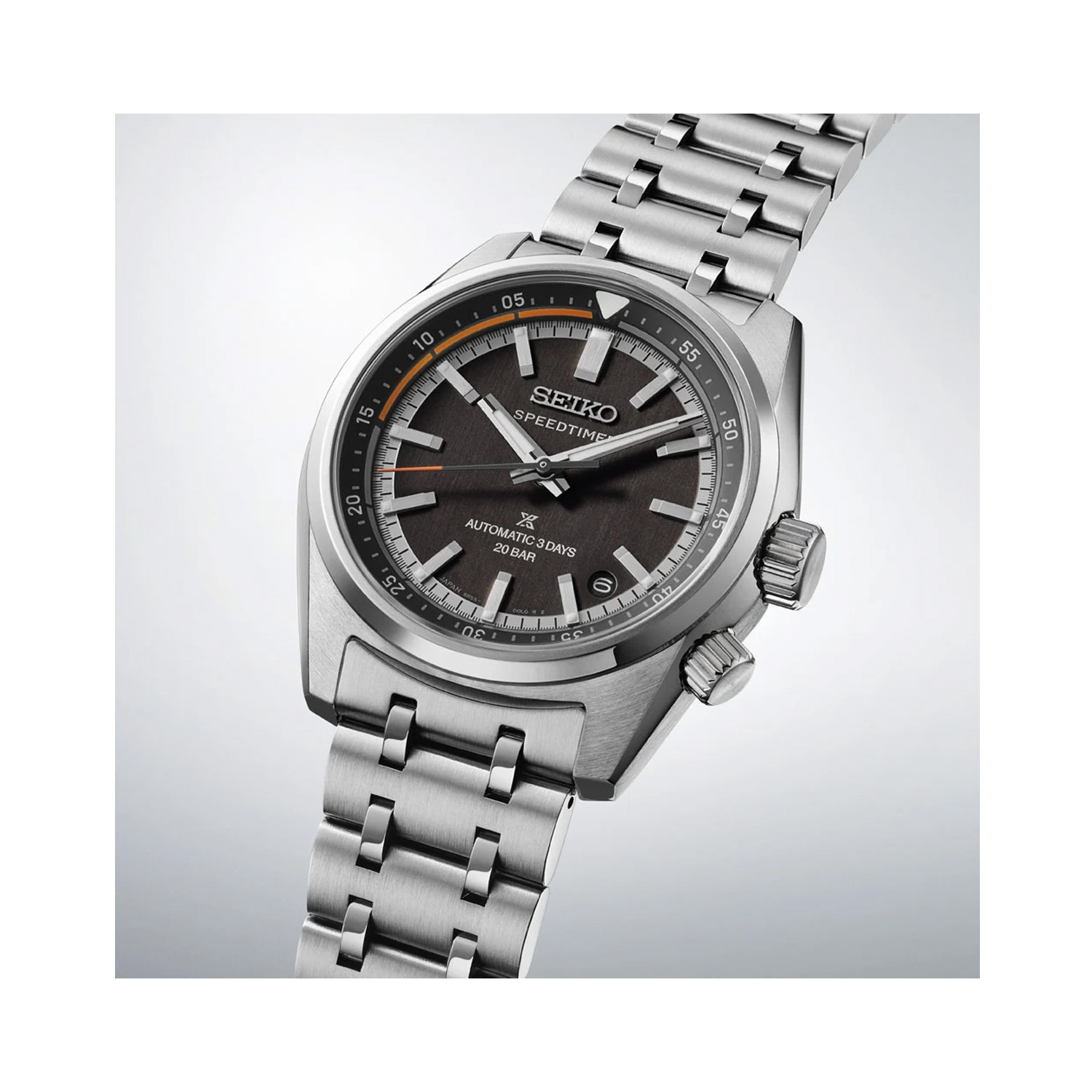 Seiko, Speedtimer 6R 'Compact Countdown' Black-Grey Contrast with a 39.5mm stainless steel case and bracelet strap featuring a date function and a black dial.