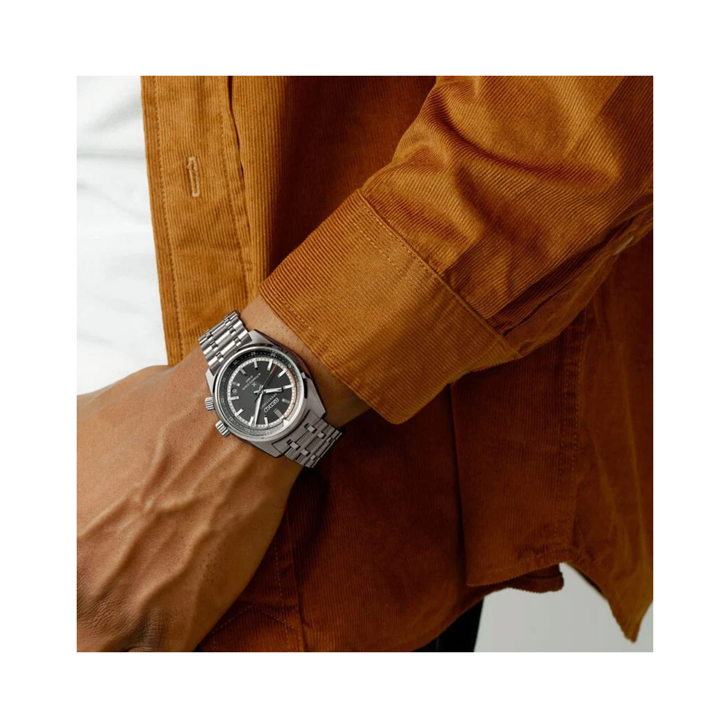 Seiko, Speedtimer 6R 'Compact Countdown' Black-Grey Contrast with a 39.5mm stainless steel case and bracelet strap featuring a date function and a black dial.