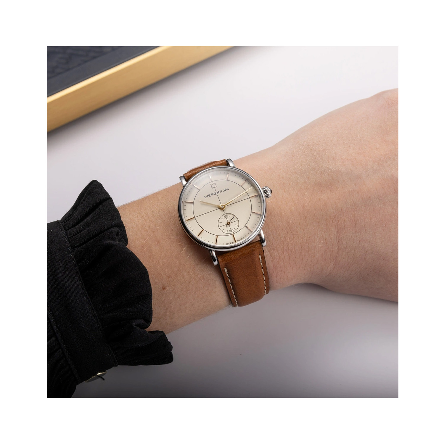Herbelin, Inspiration Ivory, Quartz Women's Watch Herbelin, Inspiration with a 32mm stainless steel case and a brown leather strap featuring a featuring a small seconds hand function and an ivory coloured dial.