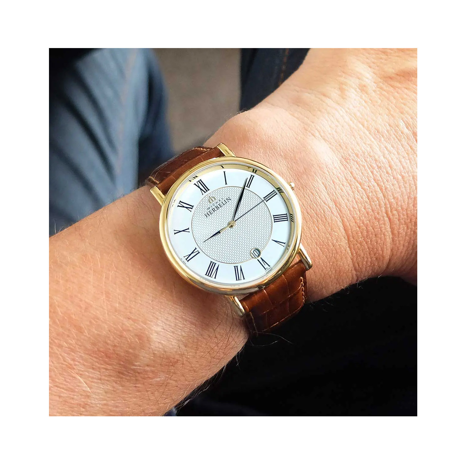 Herbelin, Classique White, Quartz Men's Watch Herbelin, Classique with a 38mm yellow gold PVD coated stainless steel case with a brown leather strap featuring a date function and a white dial.