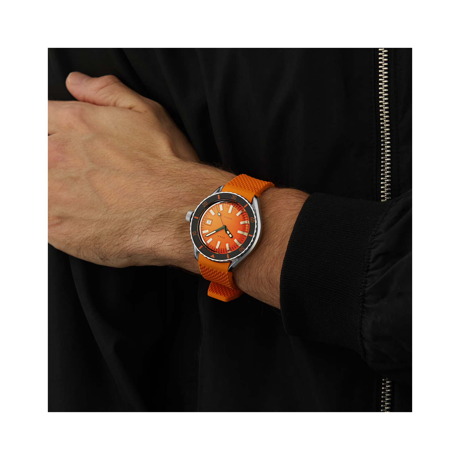 DOXA SUB 200, Professional Orange Strap, Automatic Men's Watch DOXA SUB 200, Professional with a 42mm stainless steel case and orange rubber strap featuring a date function and an orange dial with a black bezel.
