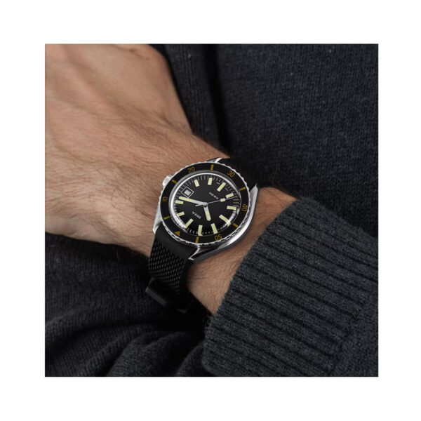 DOXA SUB 200, Sharkhunter with a 42mm stainless steel case and a black rubber strap featuring a date function and a black dial and bezel.