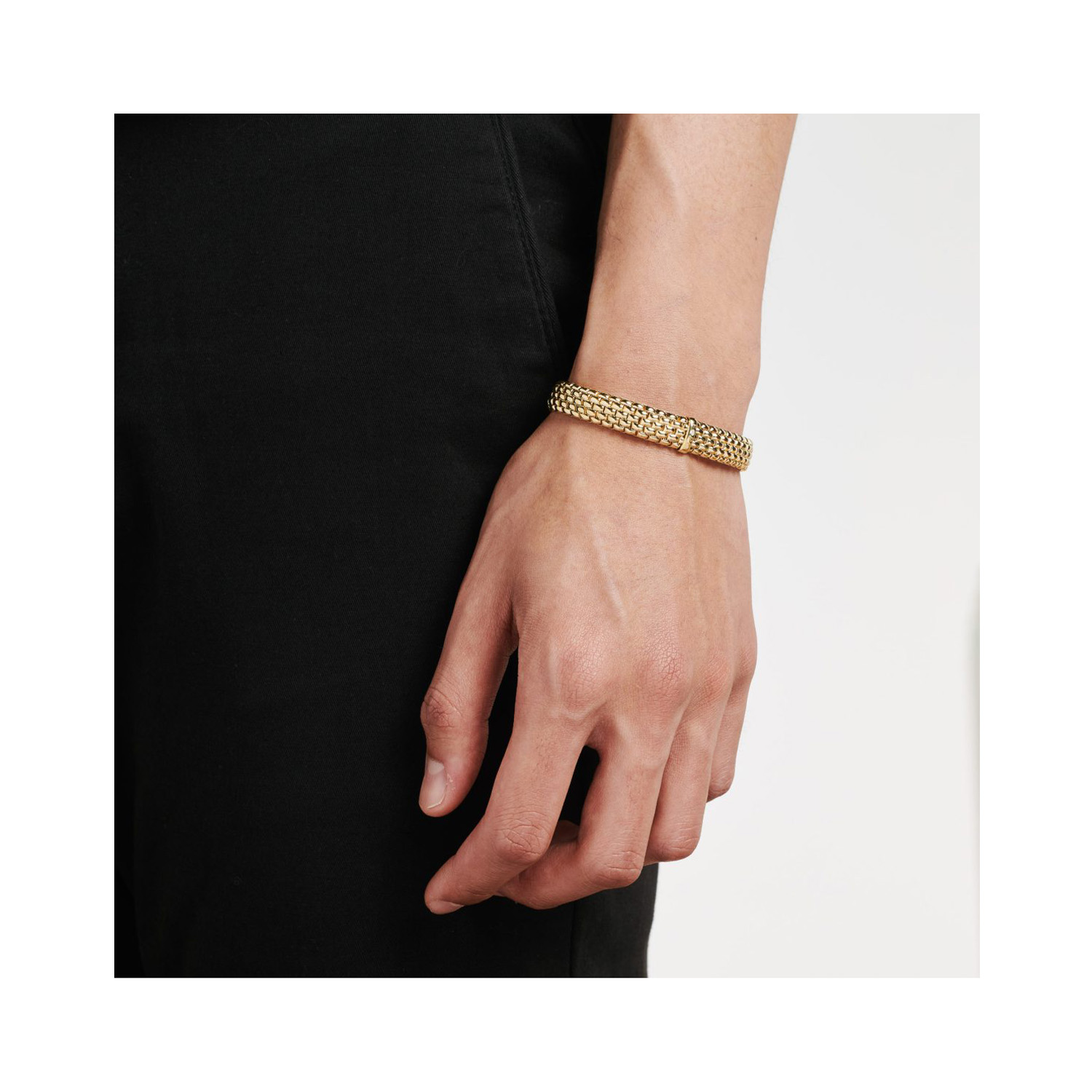 An 18ct yellow gold Flex'It bracelet with a single diamond set rondel belonging to FOPE's Panorama collection.