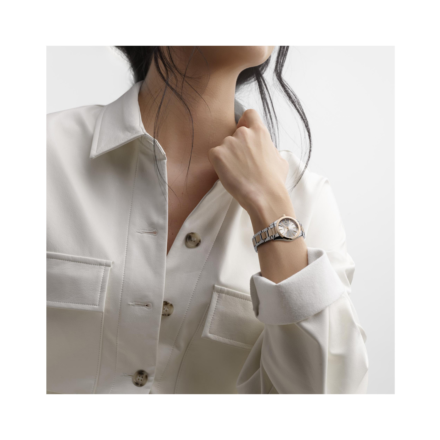 Longines, Conquest Classic Sunray Silver, Quartz Women's Watch Longines, Conquest Classic with a 29.5mm stainless steel and rose gold PVD case and bracelet strap featuring a sunray silver dial.