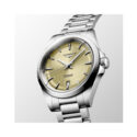 Longines, Conquest Sunray Gilt, Automatic Men's Watch Longines, Conquest with a 38mm stainless steel case and bracelet strap featuring a date function and a sunray gilt dial.