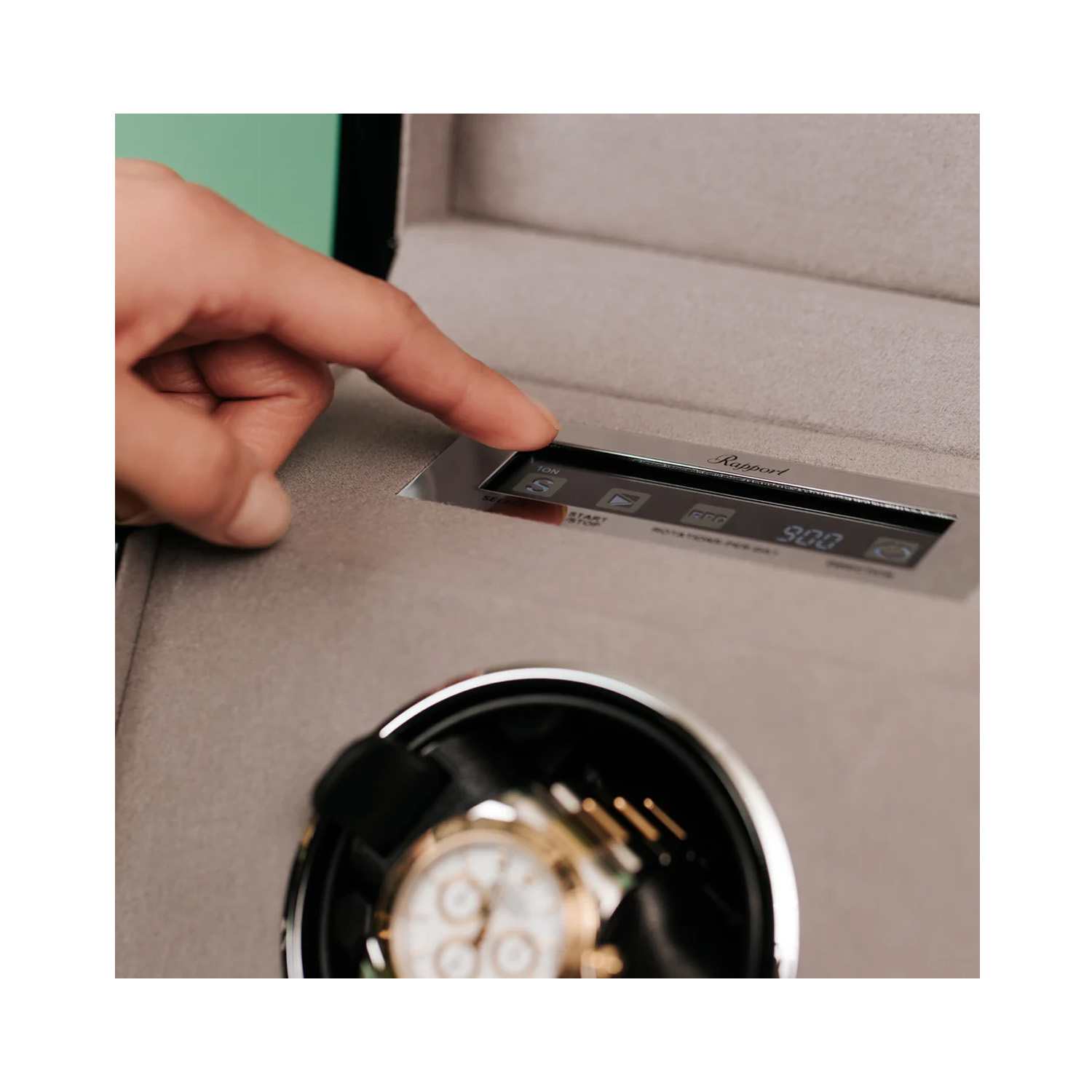 The Rapport Perpetua III is a luxury single watch winder finished in lacquer with a classic design.