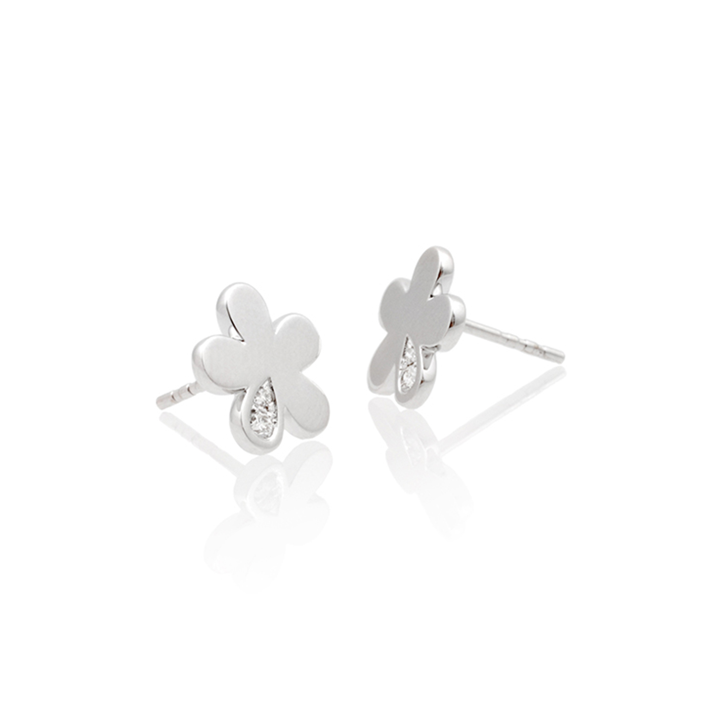 A pair of 18ct white gold diamond set flower stud earrings, for pierced ears.