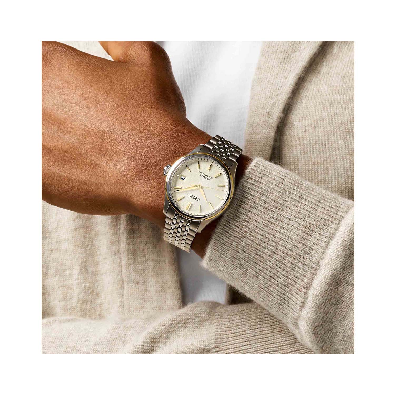 Seiko, Presage Classic Series in Delicate Cream Silk, Automatic Men's Watch Seiko, Presage Classic Series in Delicate Cream Silk with a 40.2mm stainless steel case and bracelet strap featuring a date function and a champagne coloured dial.
