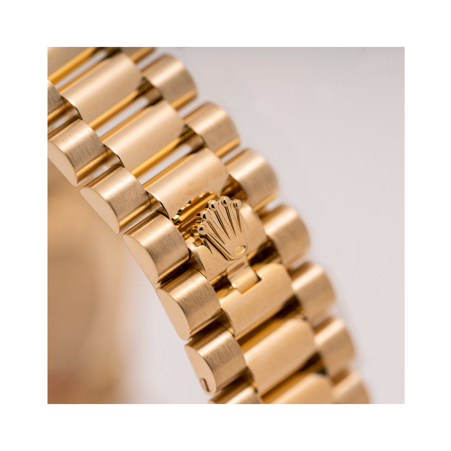 Rolex, Datejust with a 31mm 18ct yellow gold case and President bracelet featuring a date function and a white roman numeral dial.