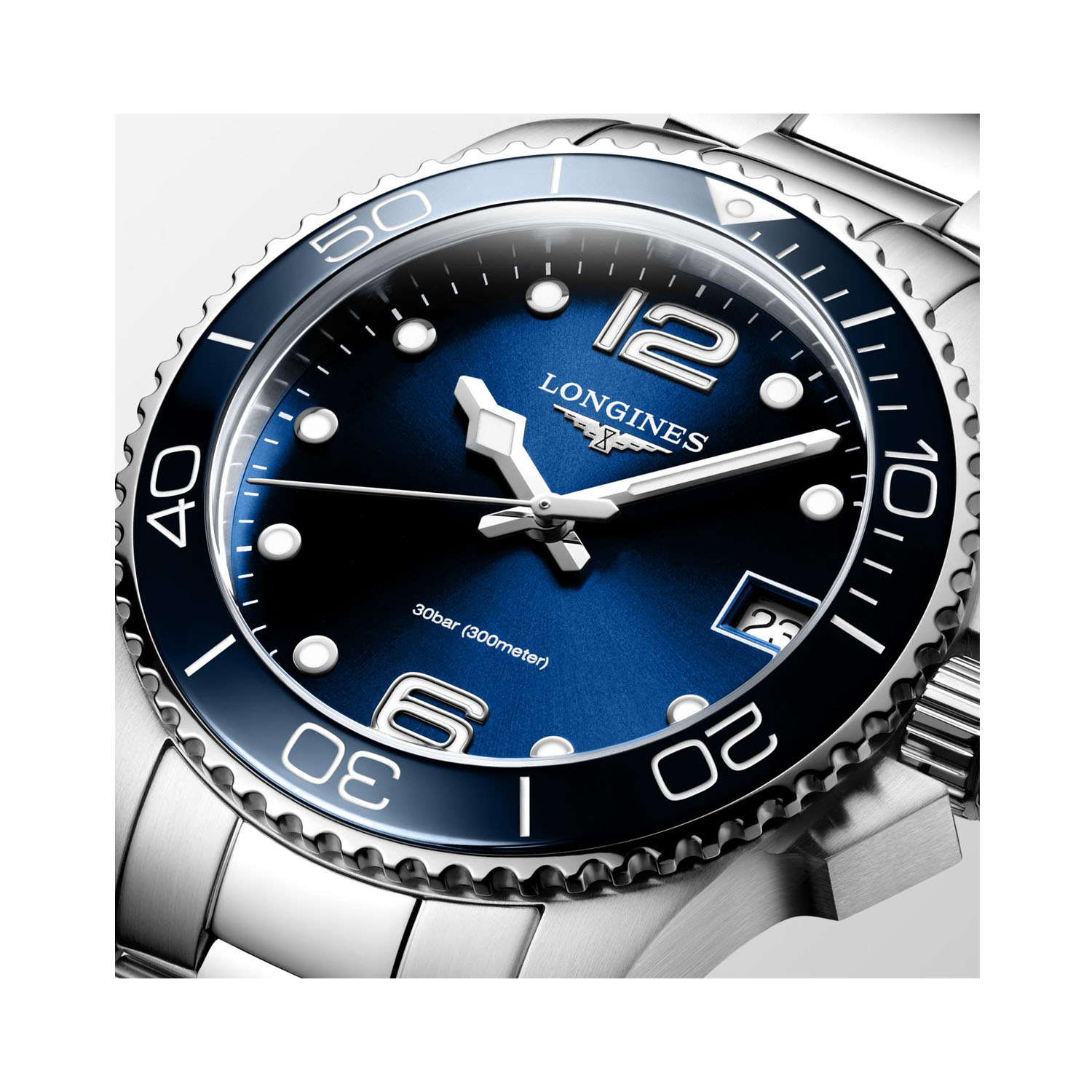Longines, HydroConquest with a 32mm stainless steel case and a bracelet strap featuring a date function with a sunray blue dial and ceramic bezel.