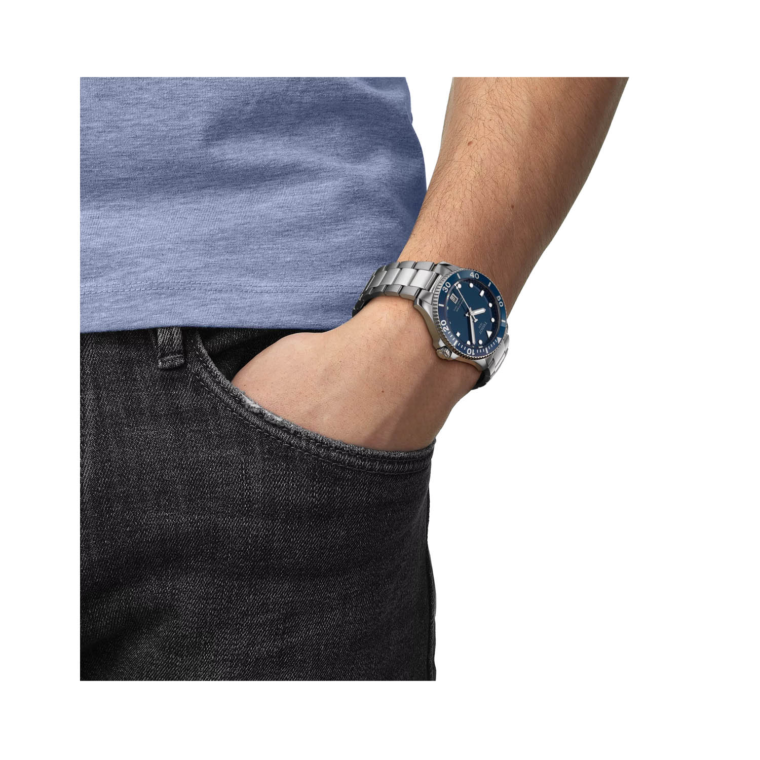 Tissot, Seastar 1000 with a 40mm stainless steel case and bracelet strap featuring a date function and a blue dial and bezel.