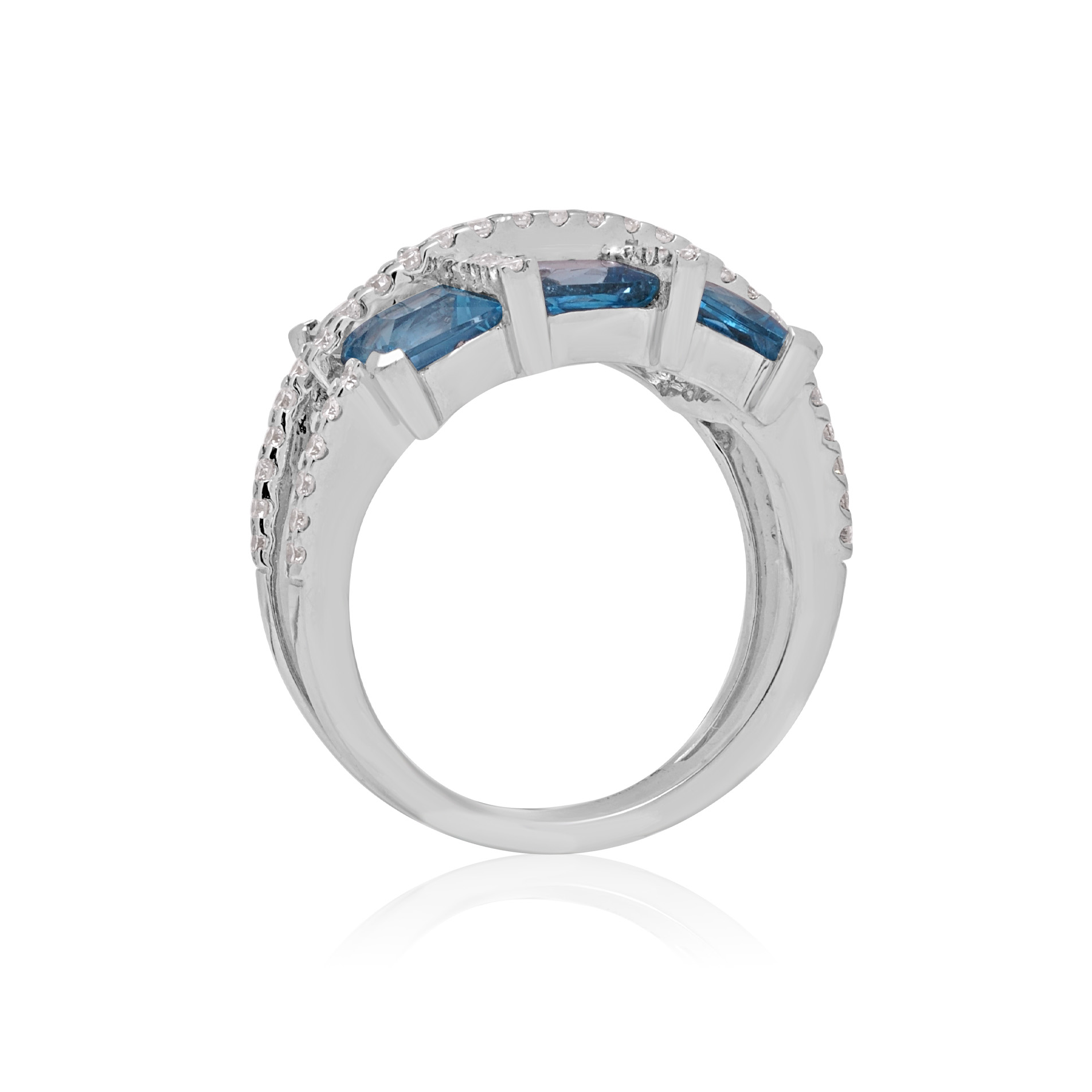 18ct White Gold Topaz & Diamond Ring An 18ct white gold blue topaz six stone fancy cluster ring with diamonds set to the shoulders.