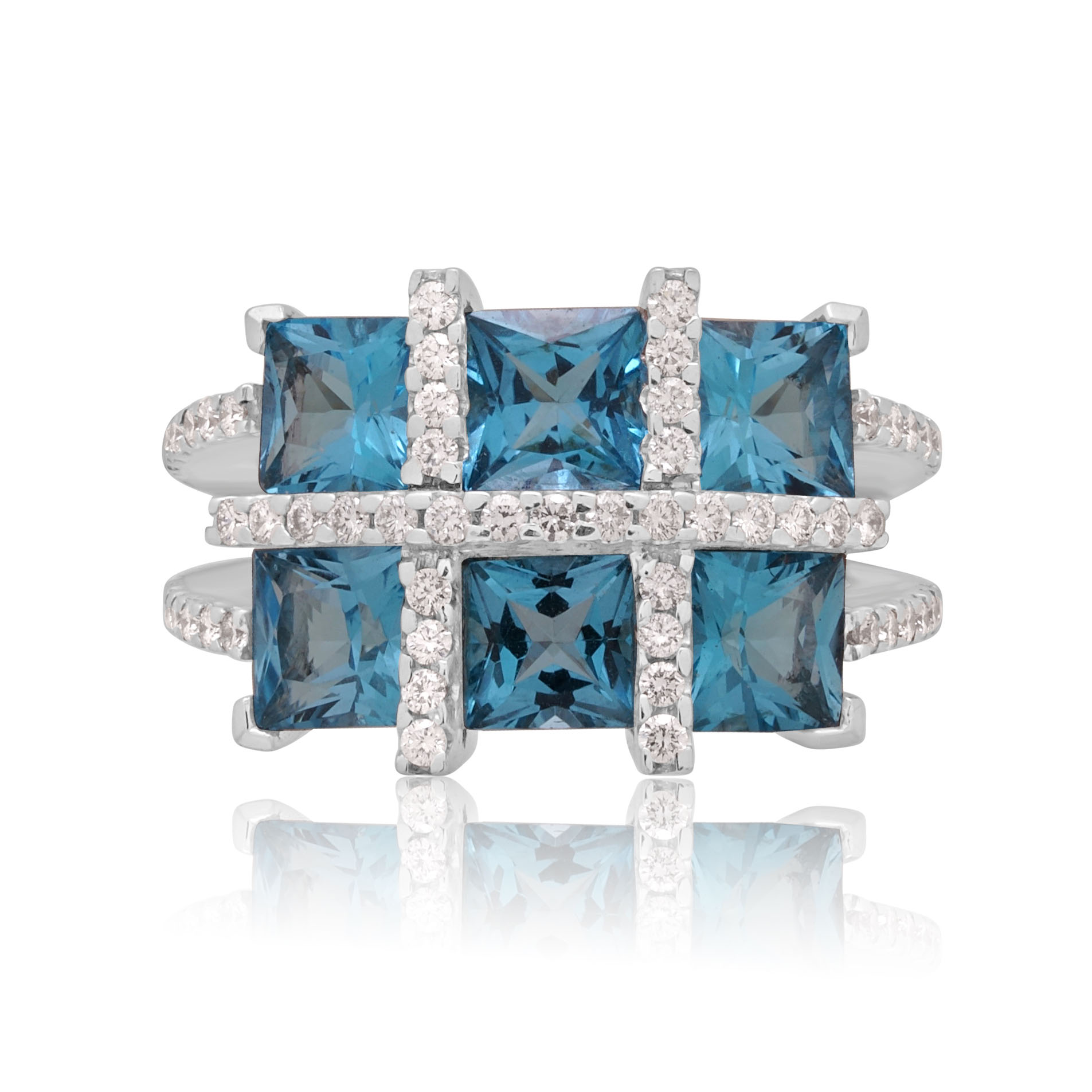 18ct White Gold Topaz & Diamond Ring An 18ct white gold blue topaz six stone fancy cluster ring with diamonds set to the shoulders.