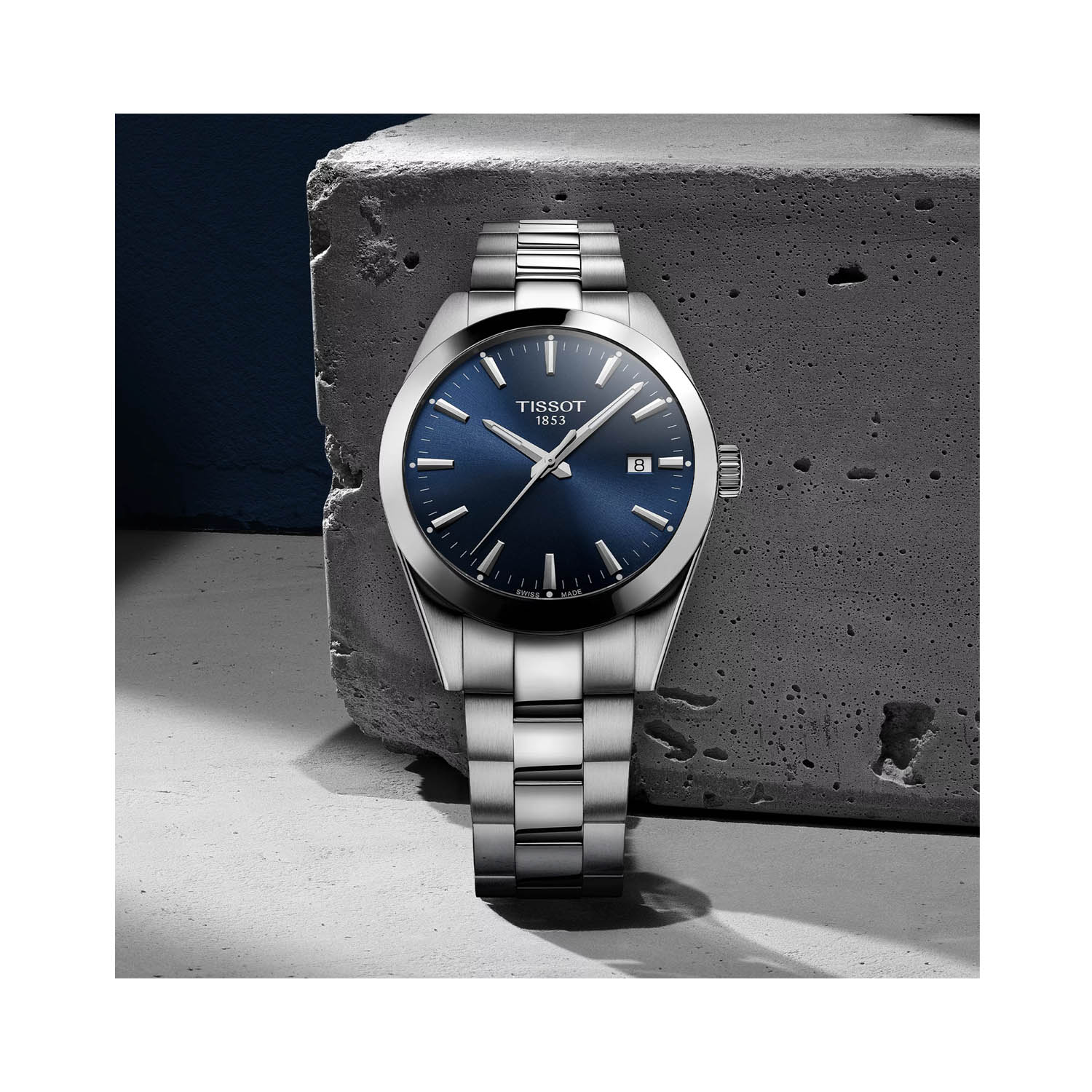 Tissot, Gentleman with a 40mm stainless steel case and bracelet strap featuring a date function and a blue dial.