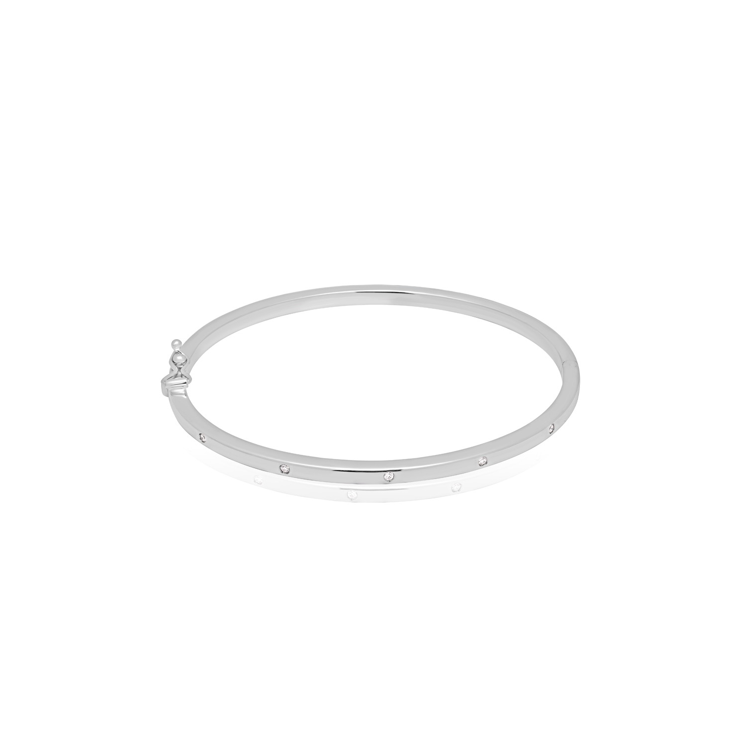 A 9ct white gold round brilliant cut diamond set hinged bangle with a polished finish.