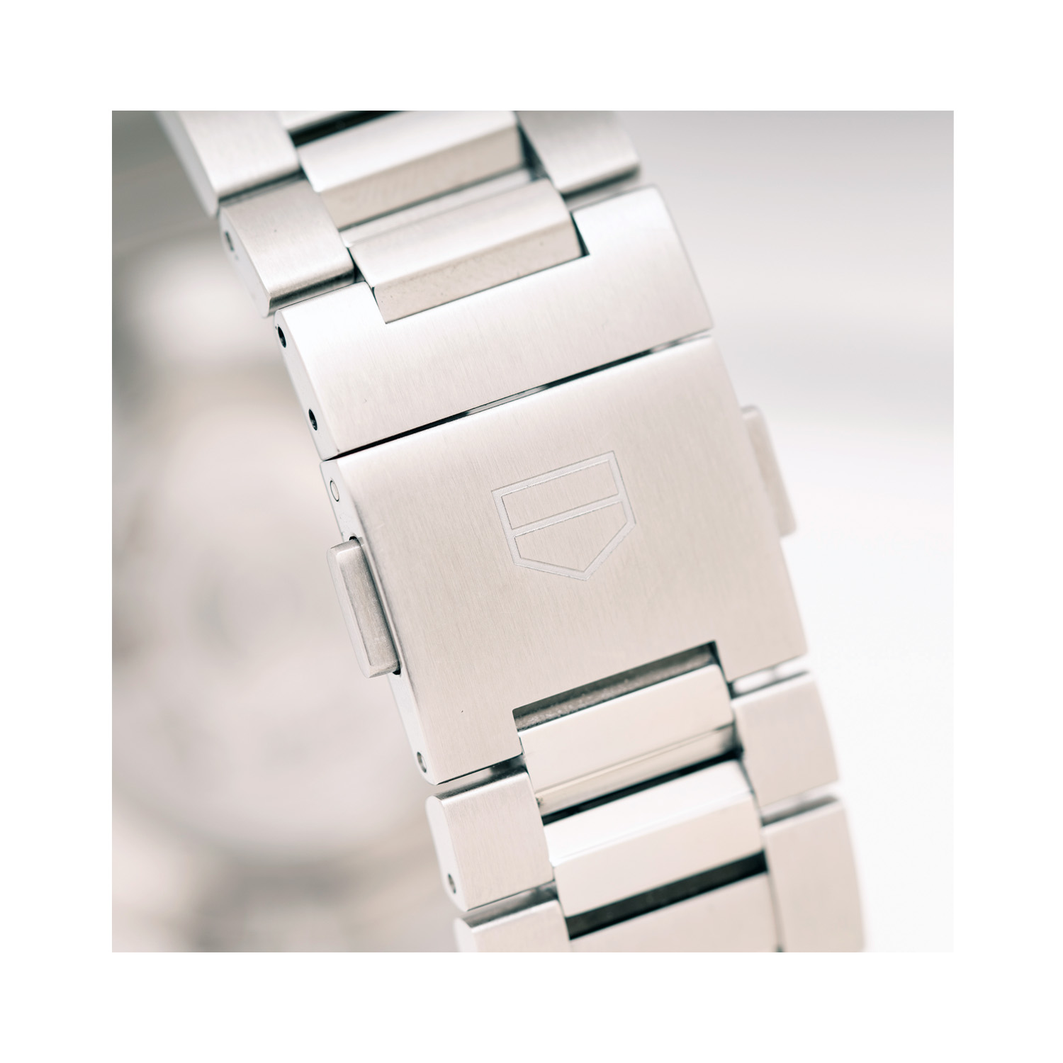 Tag Heuer, Carrera Twin-Time, Automatic Men's Watch Tag Heuer, Carrera Twin-Time with a 41mm stainless steel case and bracelet strap featuring a date function with a black dial.